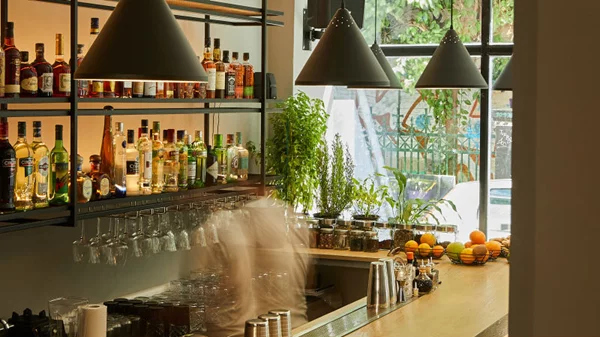 «The Artist»: Το νέο ξενοδοχείο στου Ψυρρή φιλοδοξεί να ξυπνήσει τον καλλιτέχνη μέσα μας