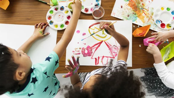 Τι μπορεί να κρύβει ένα λυχνάρι; Τα παιδιά απαντούν ζωγραφίζοντας