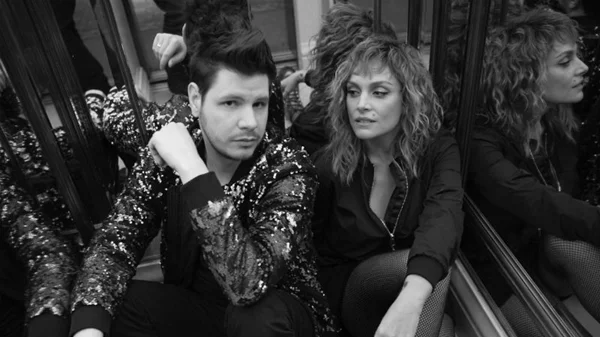 Η Ελεονώρα Ζουγανέλη κρατά το πασπαρτού του «Hotel Ermou»