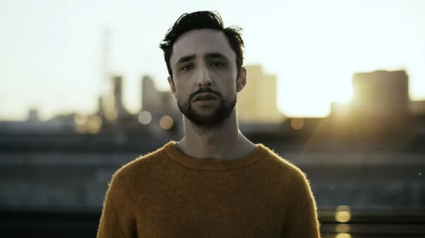 Ο How To Dress Well μας εξηγεί πώς η γερμανική φιλοσοφία μπορεί να γίνει electro ύμνος