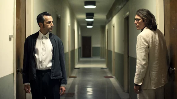 Ο Άρης Σερβετάλης ανακαλύπτει ένα πτώμα στο τρέιλερ του «The Waiter»