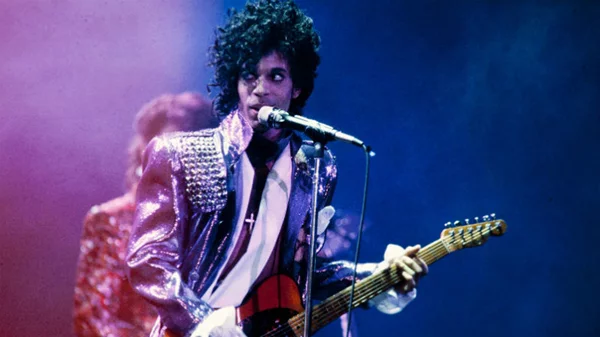 To Netflix ντύνεται στα μοβ για χάρη του Prince