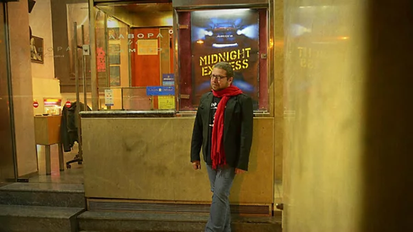 Ο Άκης Καπράνος μιλά για τους μύθους και τις αλήθειες των μεταμεσονύκτιων προβολών