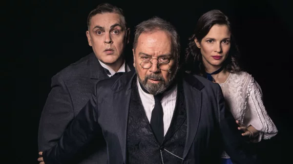 Εκατό διπλές προσκλήσεις για το συναρπαστικό «Συμβολαιογράφο» με το νέο διαγωνισμό του THE PASS by Schweppes