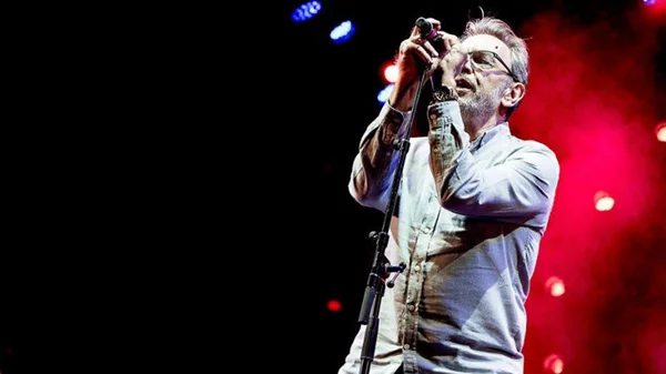 Ο Διονύσης Τσακνής υψώνει Bandiera Rossa στο «The Zoo»