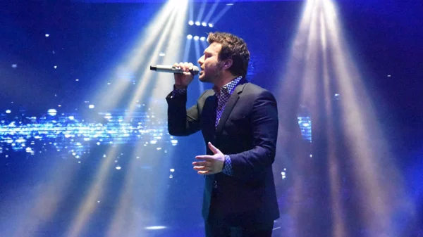 Ο Γιάννης Πλούταρχος υποδέχεται τη Μελίνα Ασλανίδου