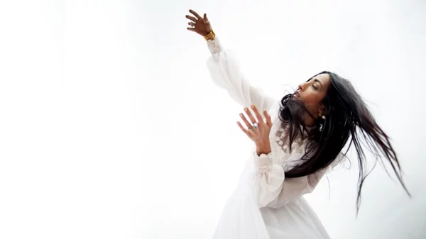 Η Hindi Zahra μας ξεσηκώνει ξανά!