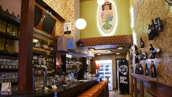 Το νέο «Tales of Ales» είναι το απόλυτο ζυθοπωλείο-μπαρ στο κέντρο της Αθήνας