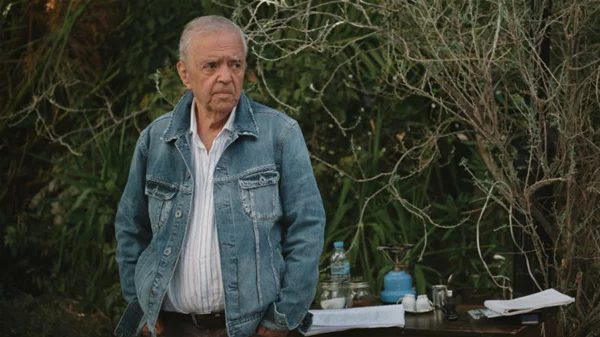 Ο Σταύρος Τσιώλης μιλά για τις αθώες απάτες και τις γυναίκες που γεμίζουν τη ζωή