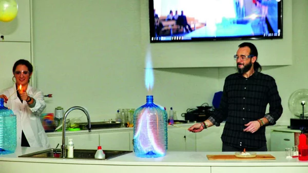 Στο νέο «Athena» του Ιδρύματος Ευγενίδου μαθαίνεις μέσα από μικροσκόπια, παιχνίδια και πειράματα