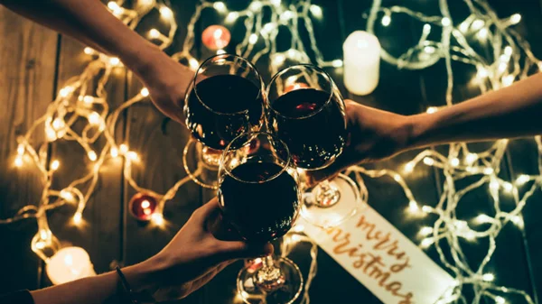 Οινικός οδηγός: Τα κρασιά που προτείνουμε για το γιορτινό τραπέζι