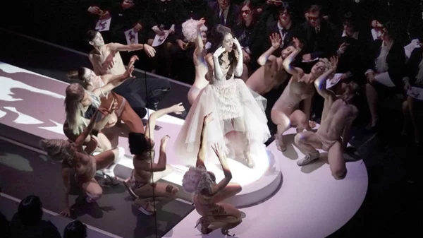 Η παράξενη γοητεία μιας ιδιαίτερα κυνικής «Μανόν»