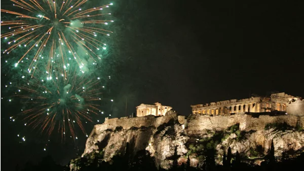 Η Αθήνα υποδέχεται το νέο έτος στο Θησείο