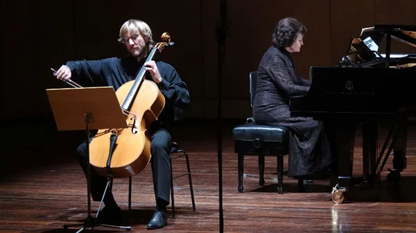 Όταν ένα νηφάλιο βιολοντσέλο κλέβει τις εντυπώσεις από δύο εξωστρεφή βιολιά