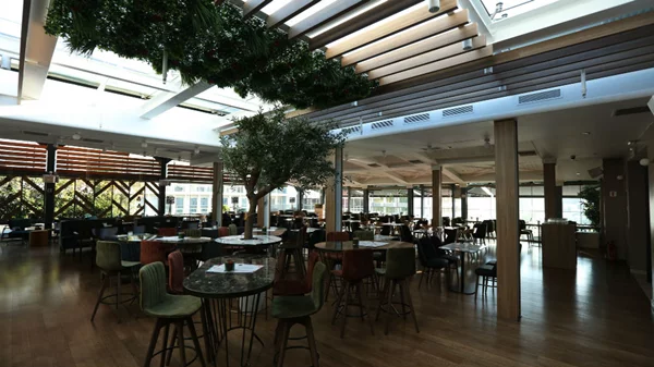 Η Σαντορίνη αριβάρει στο Public