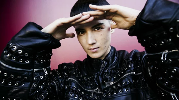 Η Kim Ann Foxman με happy beats στο 6 d.o.g.s.