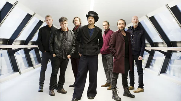 Οι James σιγοντάρουν τον Iggy στο Release Athens!