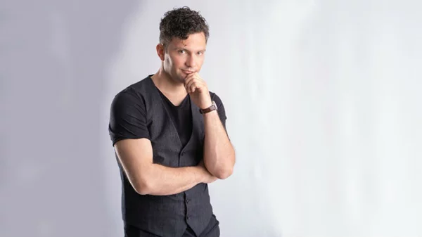 Ακούσαμε το μαγικό Σαλαμπασόπουλο στο «Κελάρι Athenaeum»