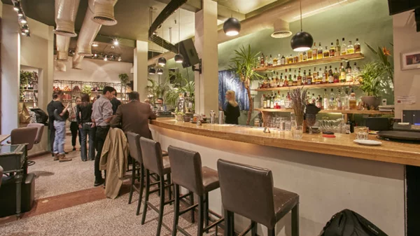 Οι γυναίκες καταλαμβάνουν την μπάρα του Bartesera