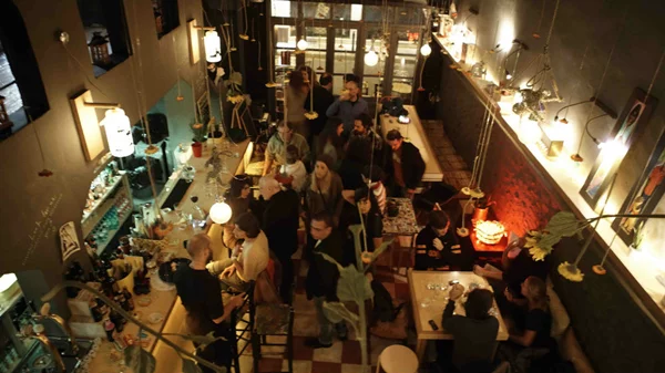 Βρήκαμε τα μπαρ με έντονα flirty vibes