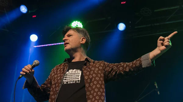 Ακούσαμε τον Φοίβο Δεληβοριά σε κορυφαία φόρμα στο «Κύτταρο»