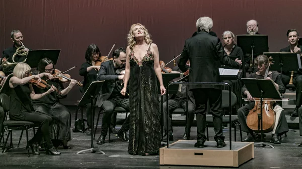 Μία ντίβα και δύο σπουδαία σύνολα οργάνων εποχής παρέδωσαν μαθήματα ιστορικής ερμηνευτικής