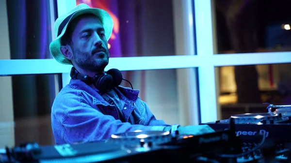 Οι Kormoranos και Needless υποδέχονται τον Baris K στο Ρομάντσο