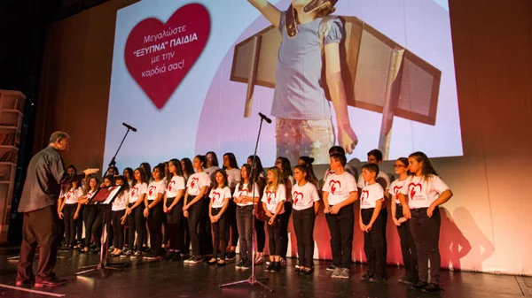 «Η Καρδιά του Παιδιού» σμίγει με τα εφηβικά τραγούδια του Μίκη