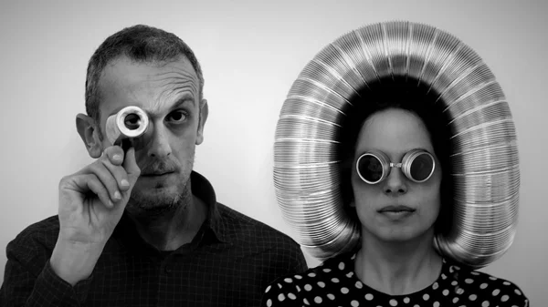 Τιρμπουσόν, ανοιχτήρια και αυγοδάρτες: Ντύσου Bauhaus και έλα στο τρελό πάρτι του Νιάρχου