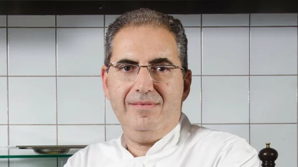 O Μιχάλης Ντουνέτας χτυπάει «Wood»