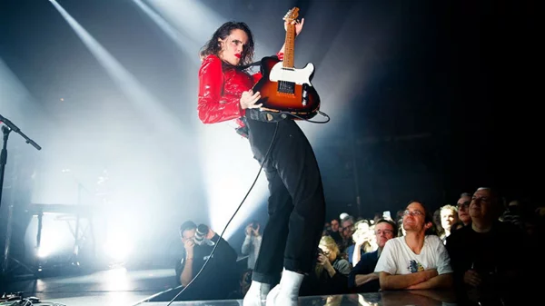 Anna Calvi: «Αγόρασα μια καινούργια κιθάρα έτσι ώστε να μπορώ να την διαλύσω πάνω στη σκηνή»