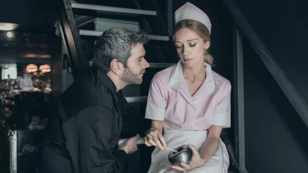 Τρύπωσε στο ερωτικό ειδύλλιο των «Φράνκι και Τζόνι» με το THE PASS by Schweppes