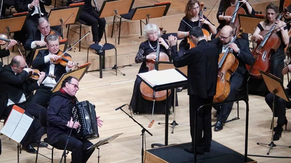 Όταν το ακορντεόν του Γκαλλιανό και η βιόλα της Μαζουρένκο καθηλώνουν το κοινό