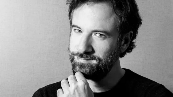 Ο Κωστής Μαραβέγιας με την Καμεράτα στο Μέγαρο