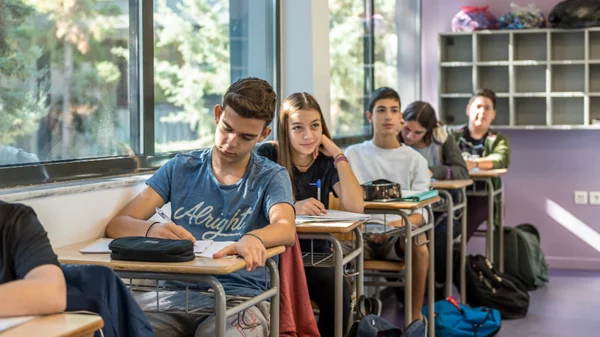 Περισσότερες ευκαιρίες για τους νέους, με υποτροφίες