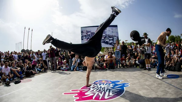 Χορευτική μάχη σώμα με σώμα έρχεται στον Κεραμεικό