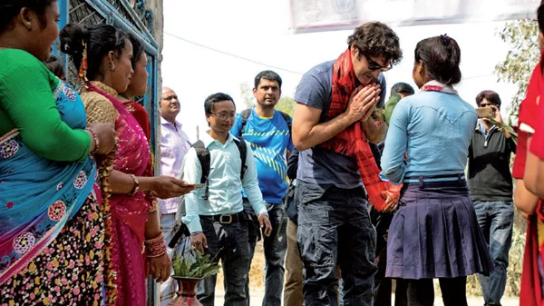 «Ένας Κόσμος»: Το πρώτο ντοκιμαντέρ του Παπακαλιάτη θα σε βγάλει από το μικρόκοσμό σου