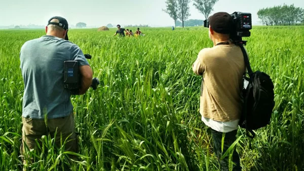 Οι άνθρωποι πίσω από το «Ένας Κόσμος» του Χριστόφορου Παπακαλιάτη