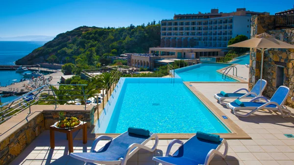 Χαλάρωση, θέαμα και βόλτες σε χωριά ξεχασμένα στο χρόνο κάνουν το Πάσχα στον Άγιο Νικόλαο εμπειρία