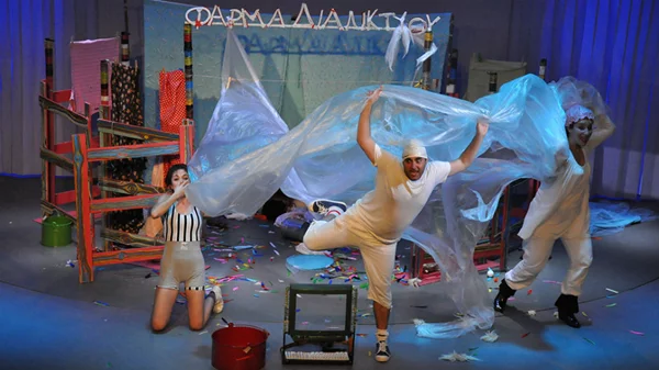 «Φάρμα του διαδικτύου»: Η μοναδική παράσταση που μιλάει για τους κινδύνους του διαδικτύου