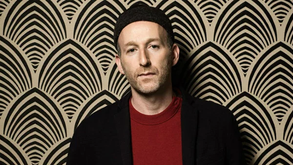 Ο Μικαέλ Χερς μιλάει για την «Αμάντα», την πολιτική και τον Έλβις που έφυγε…