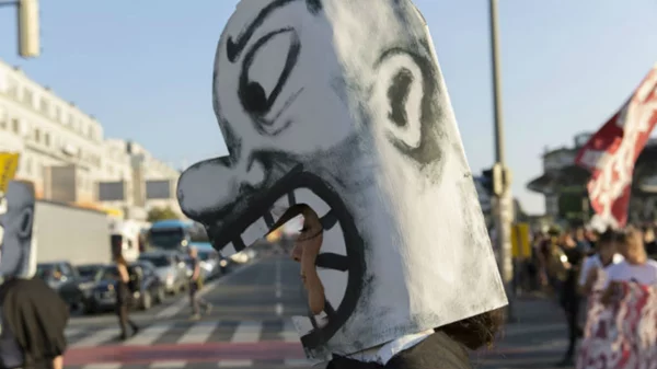 Πώς ένα φεστιβάλ παραστατικών τεχνών μπορεί να ...τσιμπήσει το φασισμό;