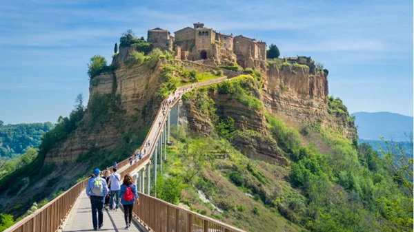 «Πράσινα» χωριά, φεστιβάλ στη φύση, παραμυθένια κάστρα, 10 προορισμοί για τον Μάιο που τα έχουν όλα