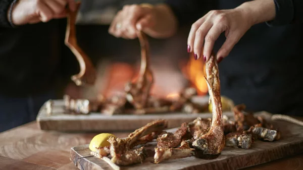 Νόστιμο, παραδοσιακό ή γκουρμέ; Όλα όσα πρέπει να ξέρεις για να οργανώσεις το καλύτερο Πάσχα στην πόλη