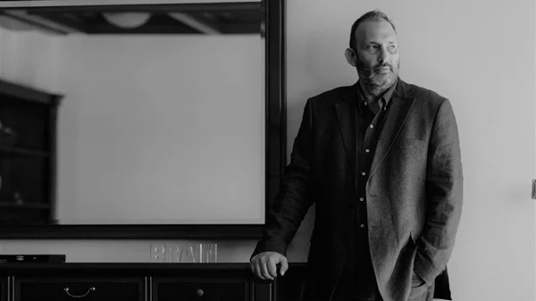 The Hotelier | Για τον Πάνο Παλαιολόγο το alter ego ενός ξενοδόχου είναι ο θεατρικός παραγωγός