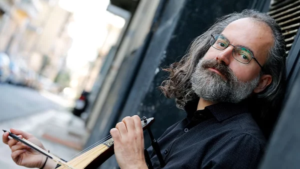 Ο Σωκράτης Σινόπουλος μας παίρνει στο ταξίδι του