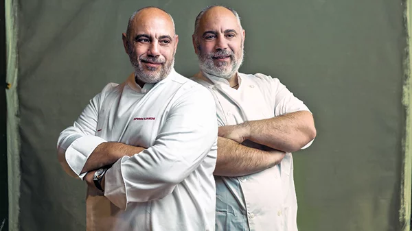 Βαγγέλης και Σπύρος Λιάκος: «Αν θέλεις εστιατόριο, αγόρασε 3.000 κότες!»