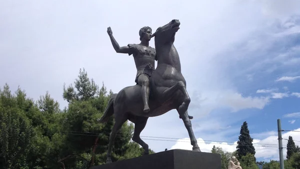 Τι γυρεύει ο Μέγας Αλέξανδρος στη Λεωφόρο Αμαλίας;