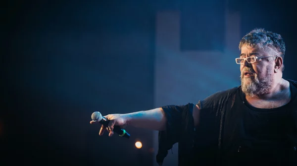 Ο Σταμάτης Κραουνάκης ανοίγει το Φεστιβάλ Πέτρας!