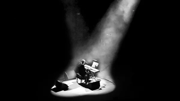 Άρχισαν οι προπωλήσεις για τη συναυλία του Θάνου Μικρούτσικου